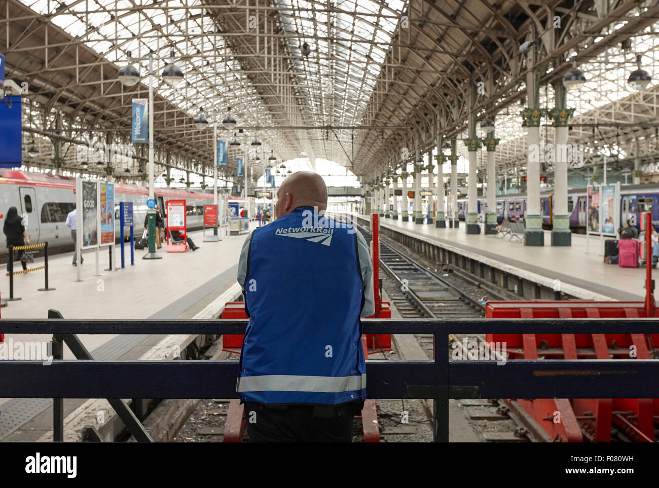 Network Rail miembro del personal en la estación de tren de Piccadilly Manchester, RU Foto de stock