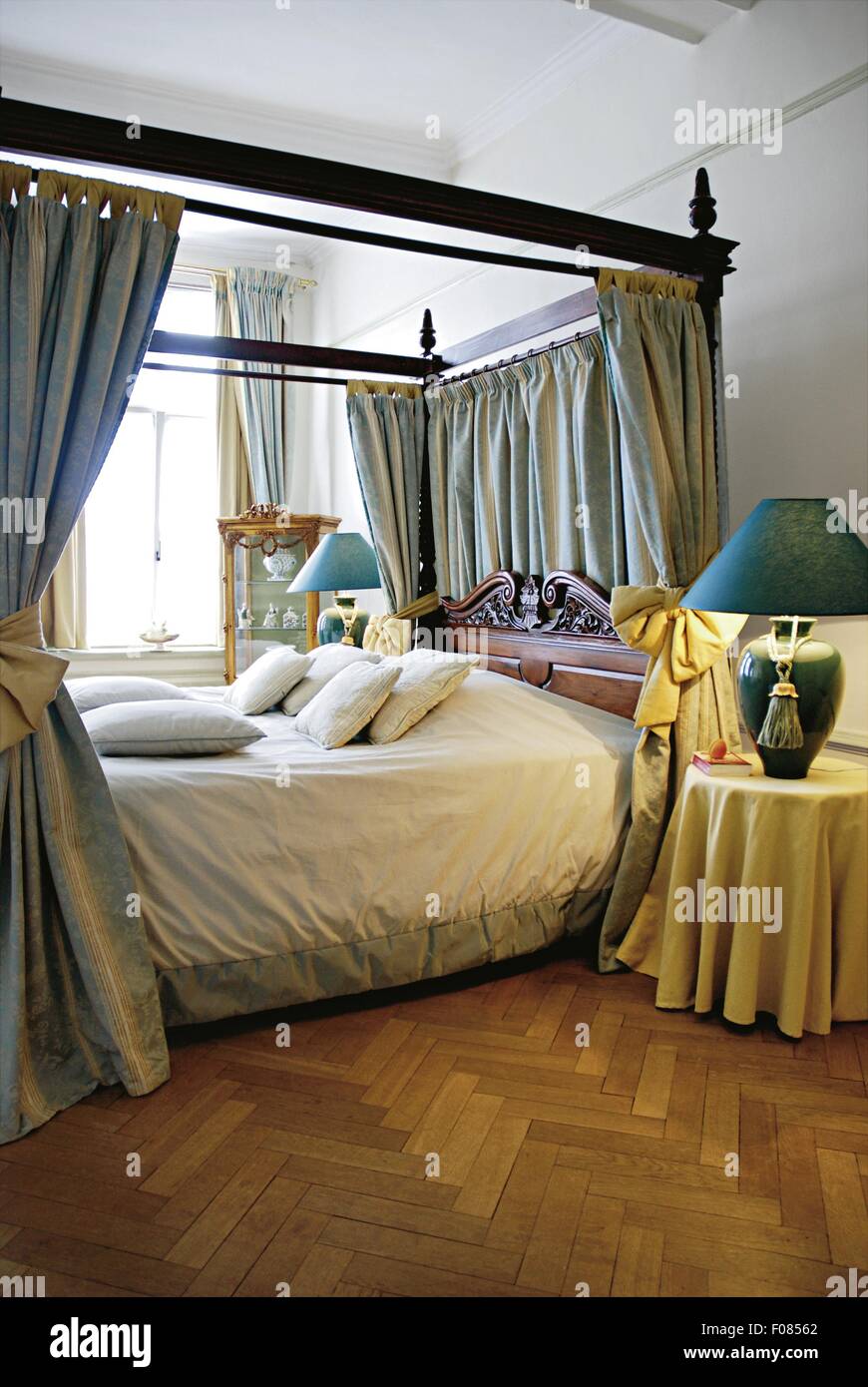 La cama con dosel en suite nupcial en el Hotel Dixseptieme en Bruselas,  Bélgica Fotografía de stock - Alamy