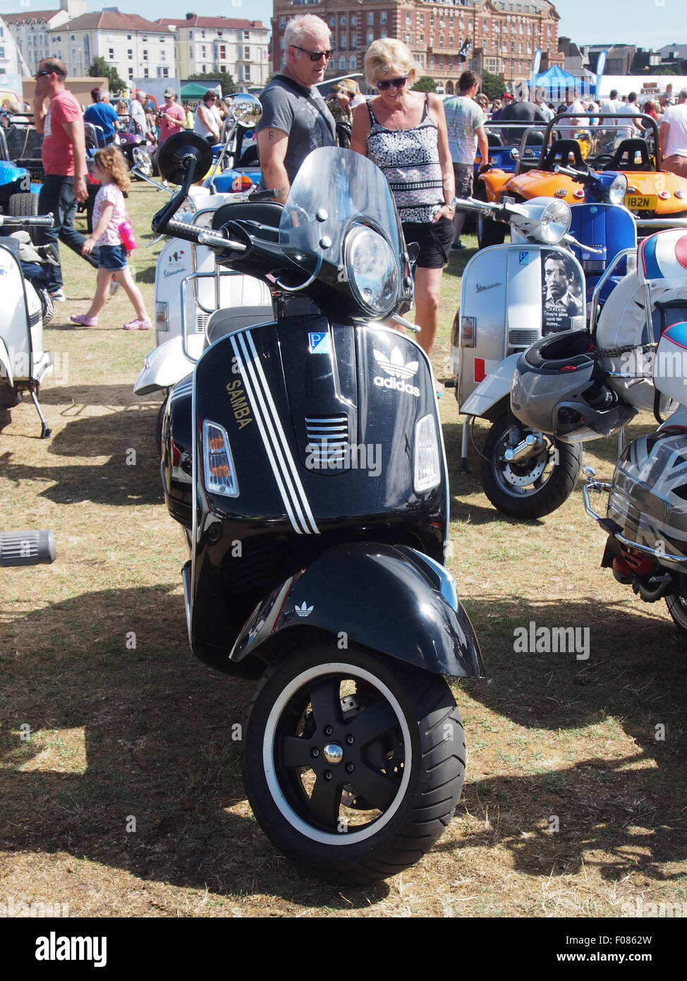 Un scooter Adidas personalizadas en la pantalla en un scooter satisfacer  Fotografía de stock - Alamy
