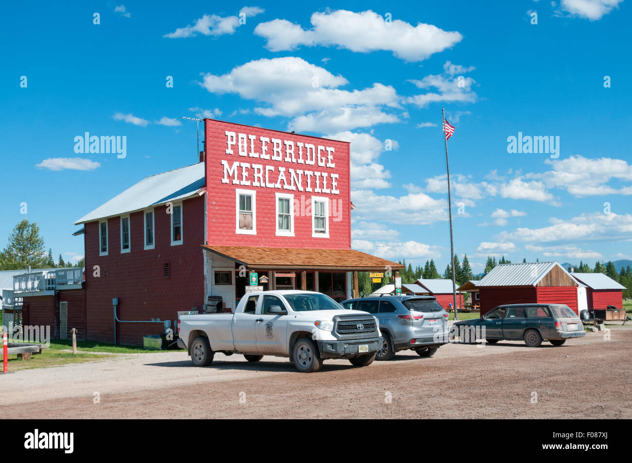 Polebridge village store mercantil en la pequeña comunidad de Polebridge sobre el borde del Glacier National Park en Montana, EE.UU. Foto de stock