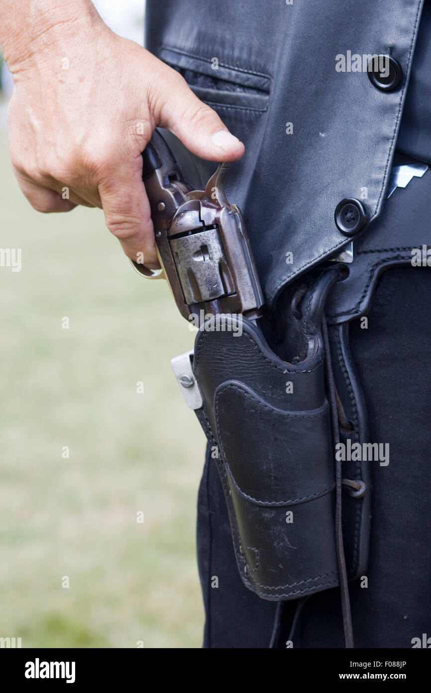 Vaquero sacando su pistola e de alta - Alamy