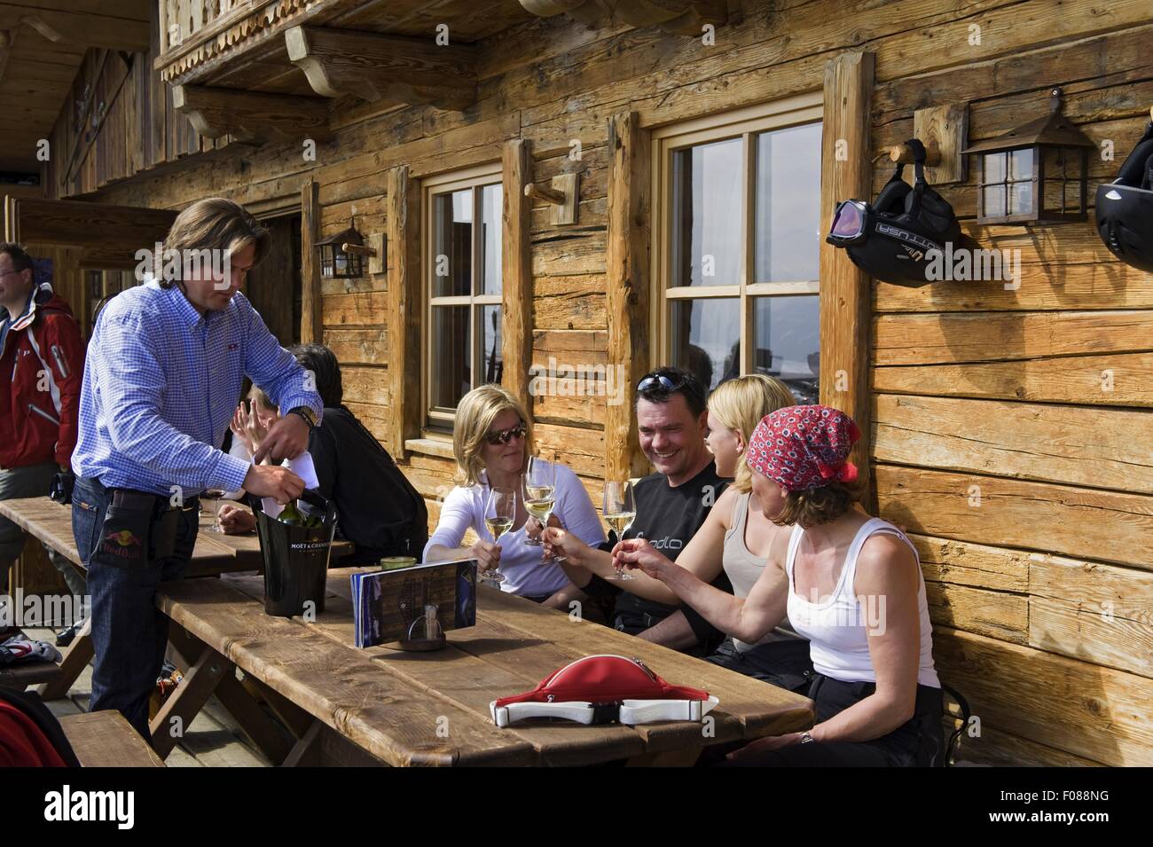 Las personas tomando bebidas en Toni Alm, Kitzbuhel, Tirol, Austria Foto de stock