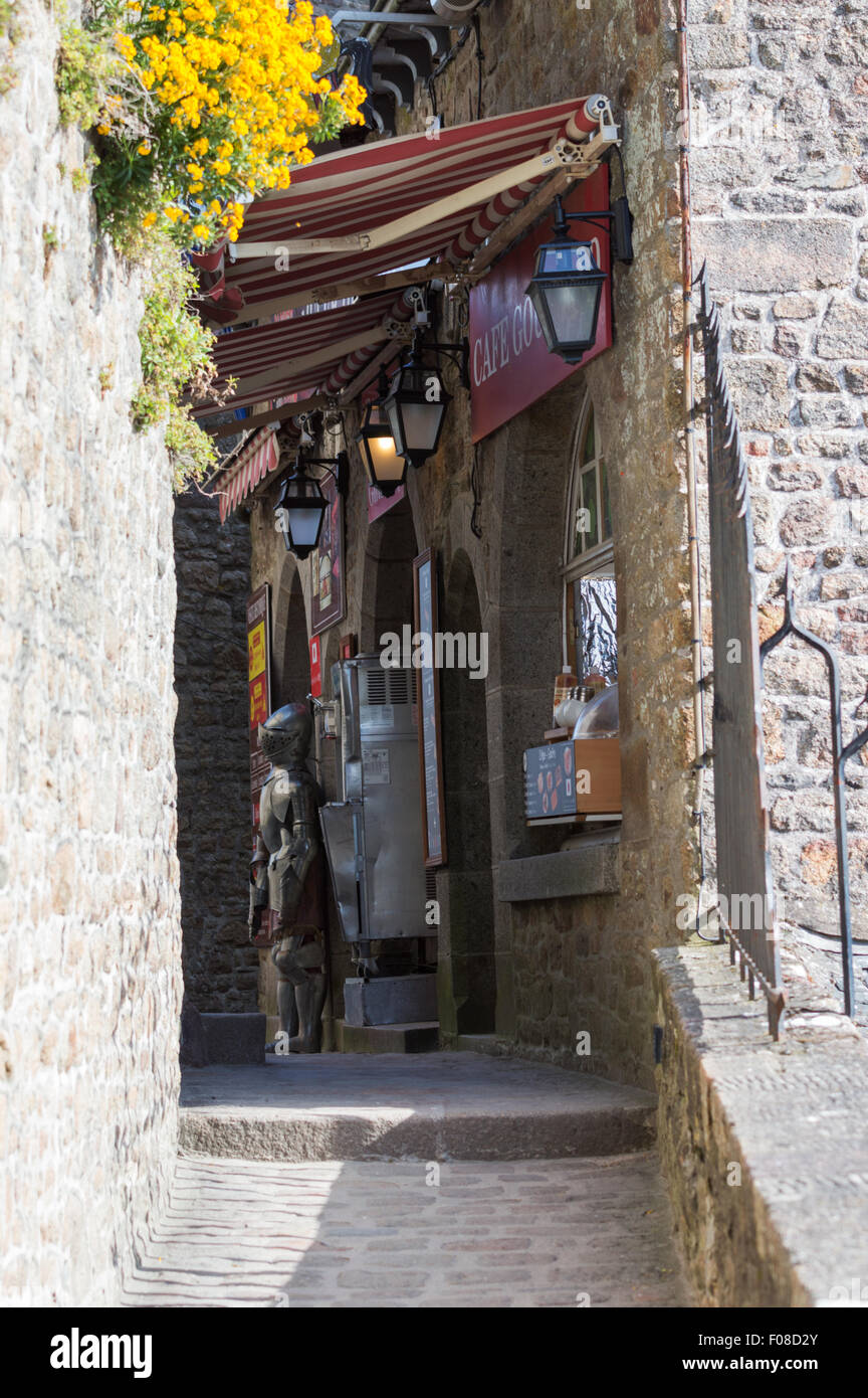 Calle adoquinada en Le Mont Saint-Michel, la UNESCO Sitio, Normandía, Francia Foto de stock