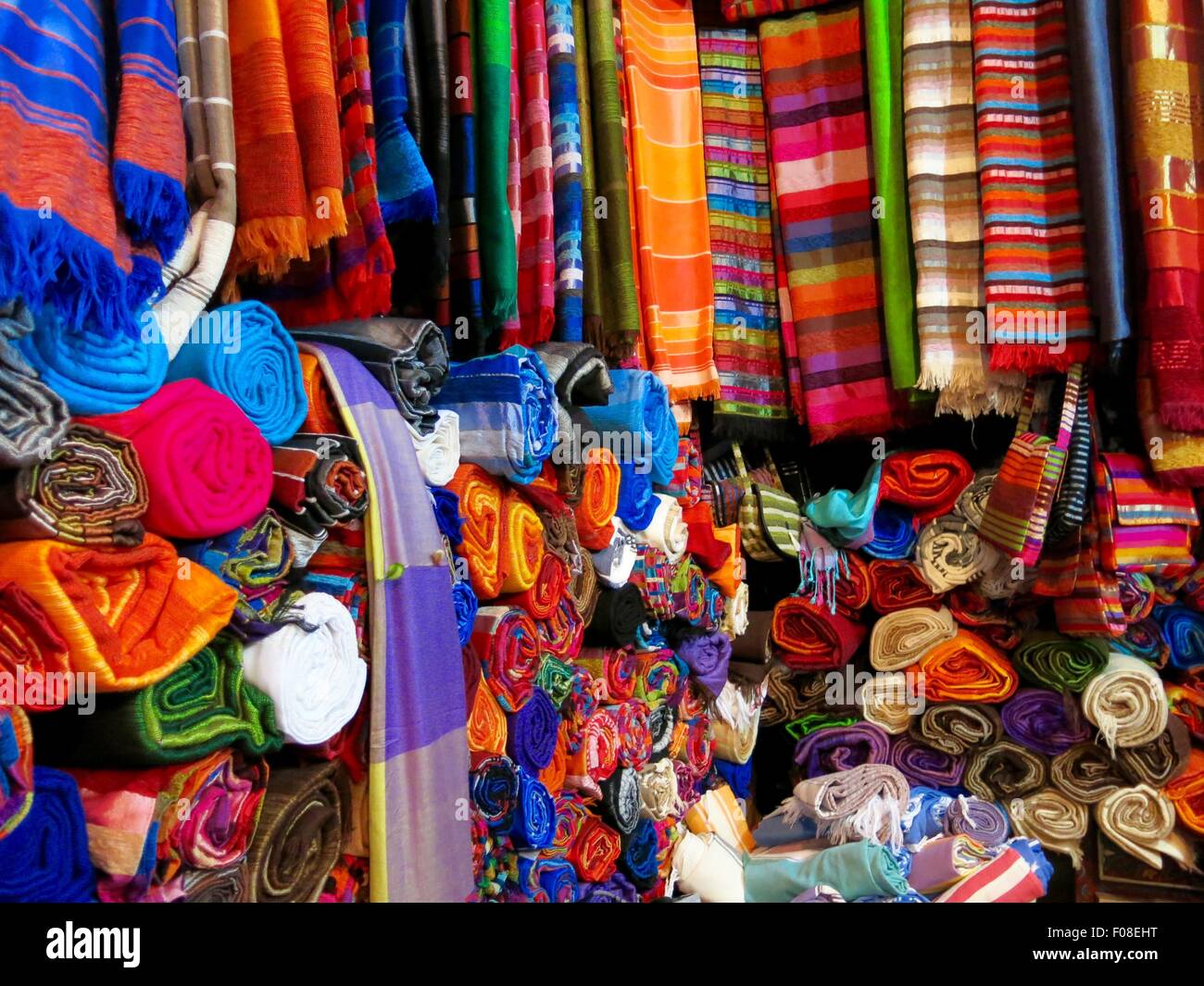 En el interior de una tienda de material marroquíes que vendía alfombras, sacos, mantas, etc. Foto de stock