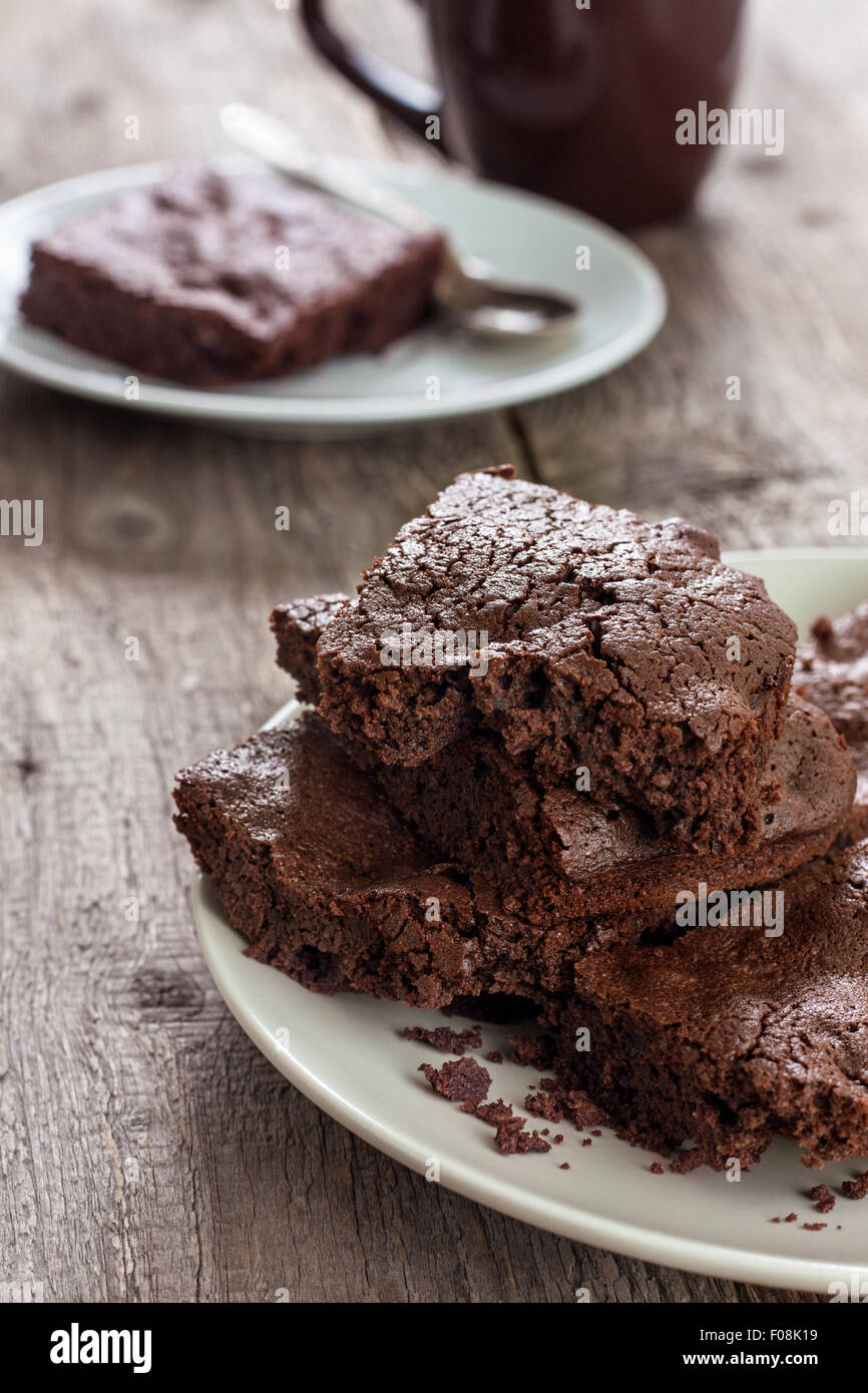 Brownie de chocolate y la taza de té sobre un fondo de madera Foto de stock