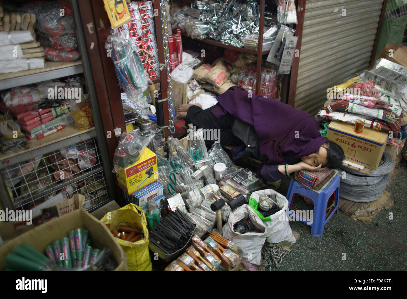 El almacenista teniendo una siesta en Hanoi. Foto de stock