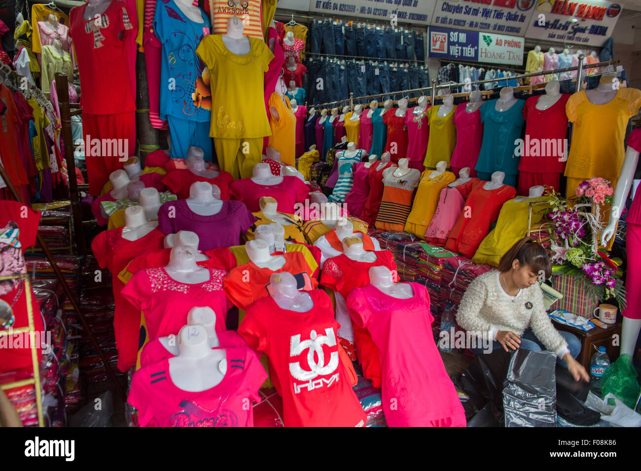 Todo el mercado de venta de ropa en Hanoi. Foto de stock