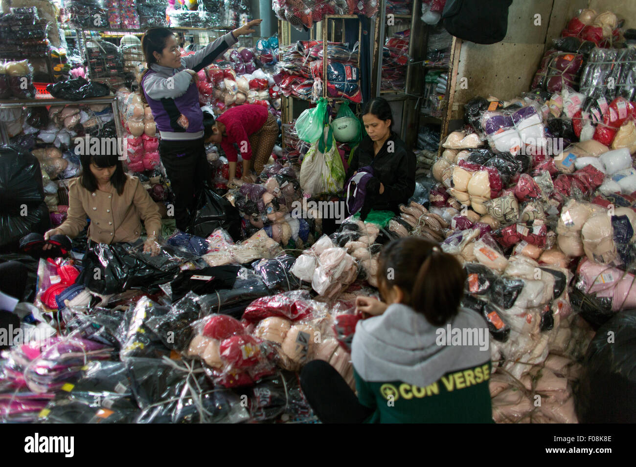 Todo el mercado de venta de ropa en Hanoi. Foto de stock