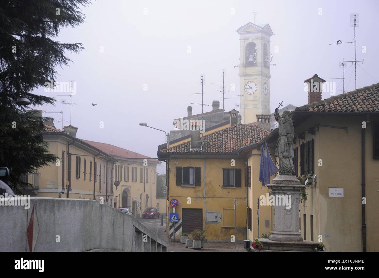 Cassinetta di Lugagnano típico pequeño pueblo cerca de Milán (Lombardía, Italia) Foto de stock