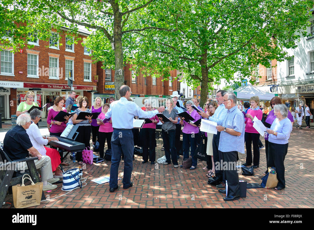 Cantando en el coro local Market Place, Wokingham, Berkshire, Inglaterra, Reino Unido Foto de stock