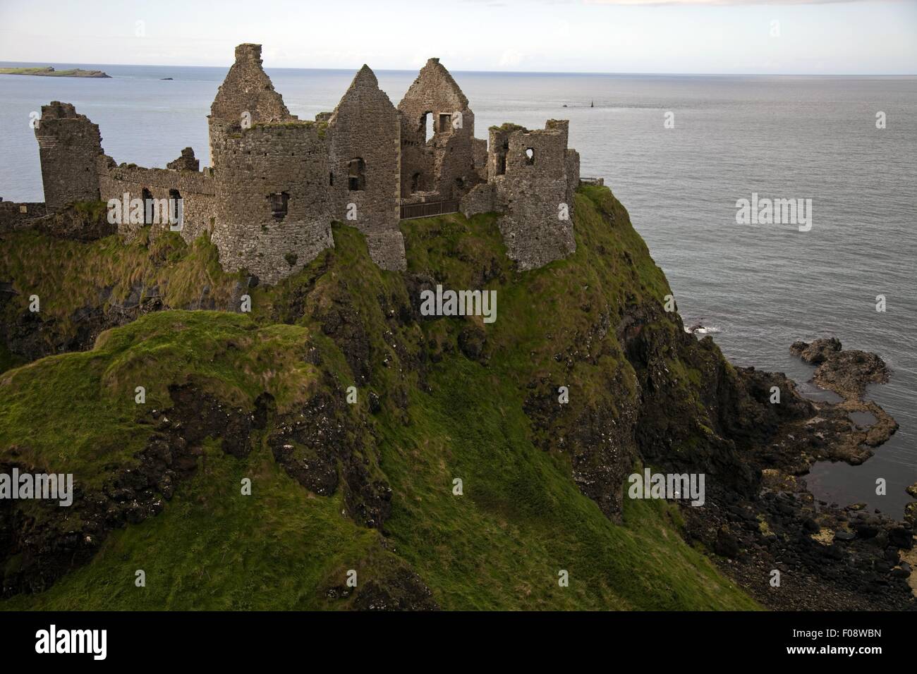 Vista del Castillo de Dunluce y el Océano Atlántico en Irlanda, Reino Unido Foto de stock
