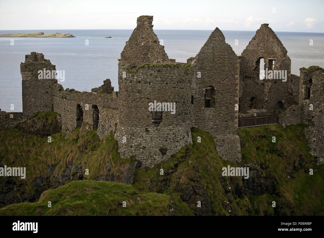 Vista del Castillo de Dunluce y el Océano Atlántico en Irlanda, Reino Unido Foto de stock