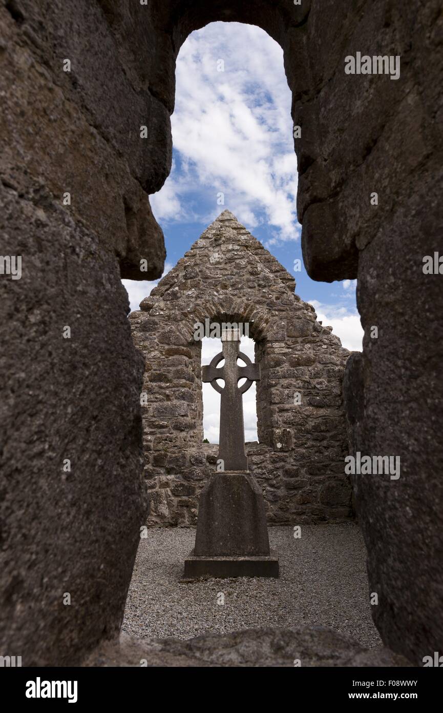 Cruz celta en Clonmacnoise monasterio, en el condado de Offaly, Irlanda Foto de stock