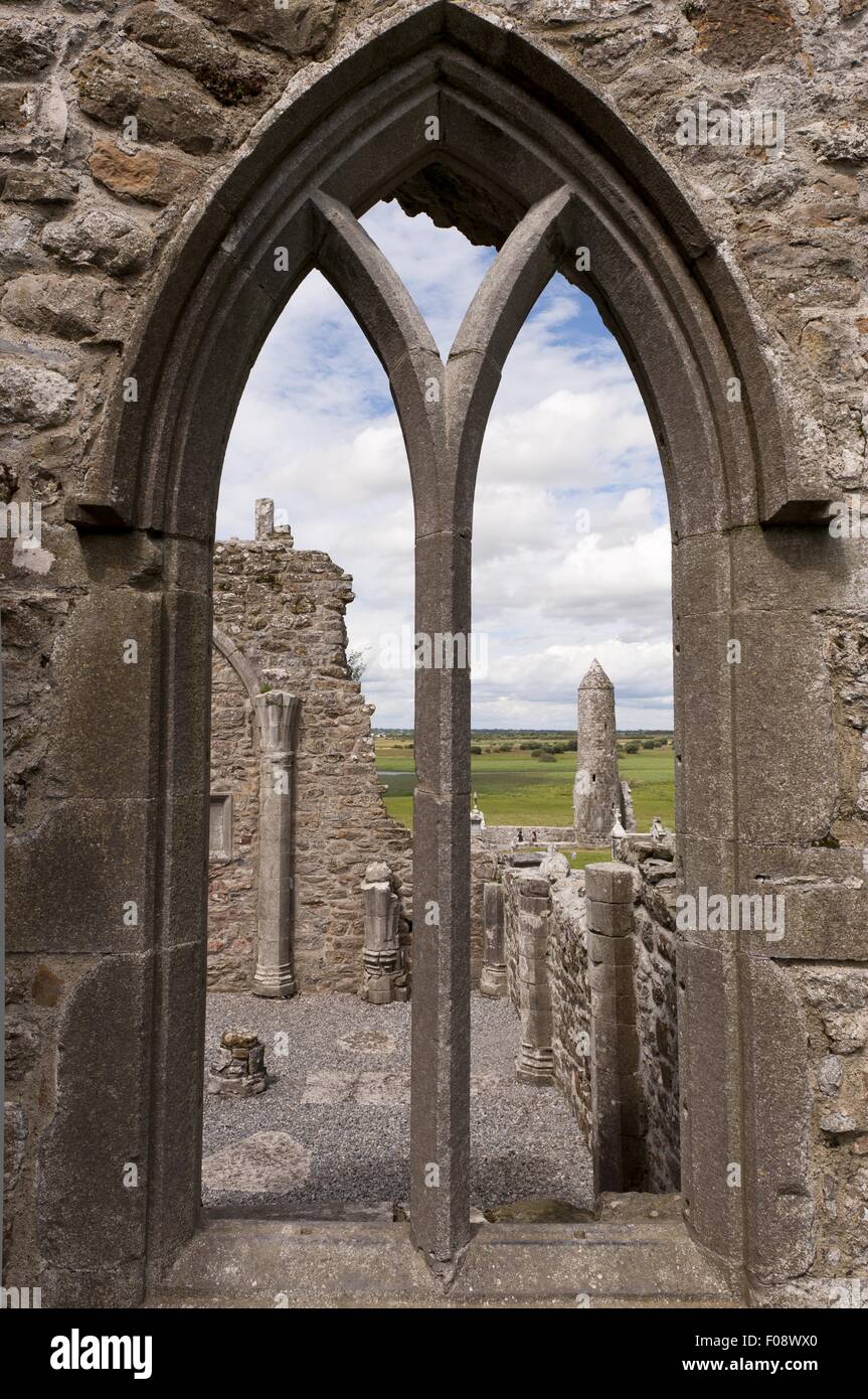Ruinas del monasterio de Clonmacnoise en el condado de Offaly, Irlanda Foto de stock