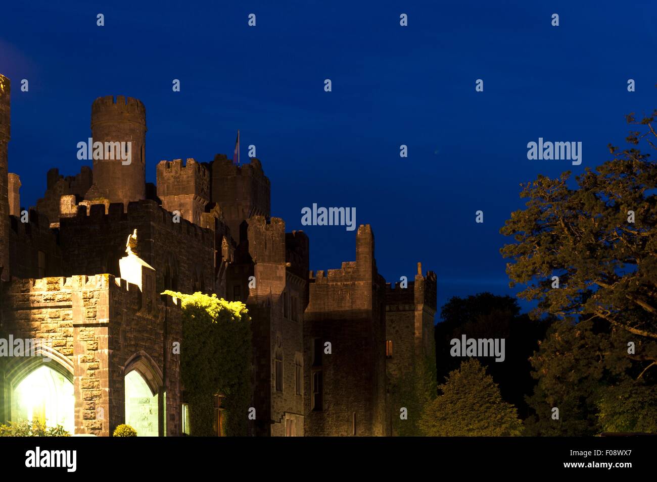 Vista del castillo de Ashford y el cielo azul al atardecer, Irlanda, Reino Unido Foto de stock