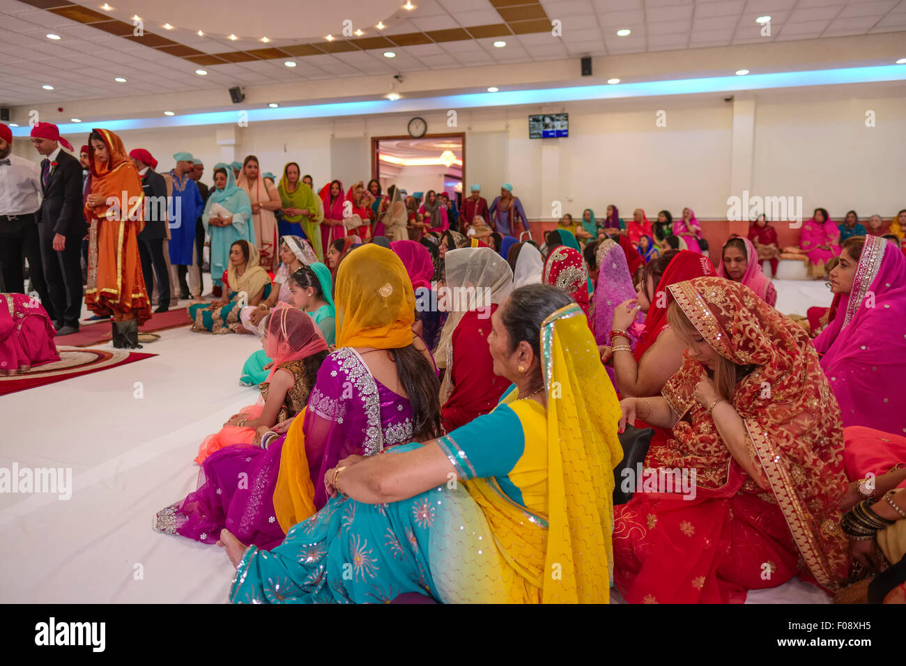 Los invitados a la boda en un matrimonio Sikh Gurdwara Brent en Londres Foto de stock