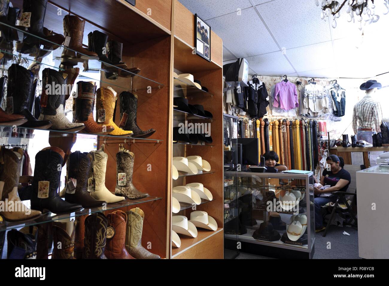 Gente sentada en la tienda de ropa y zapatos en New York, EE.UU. Foto de stock