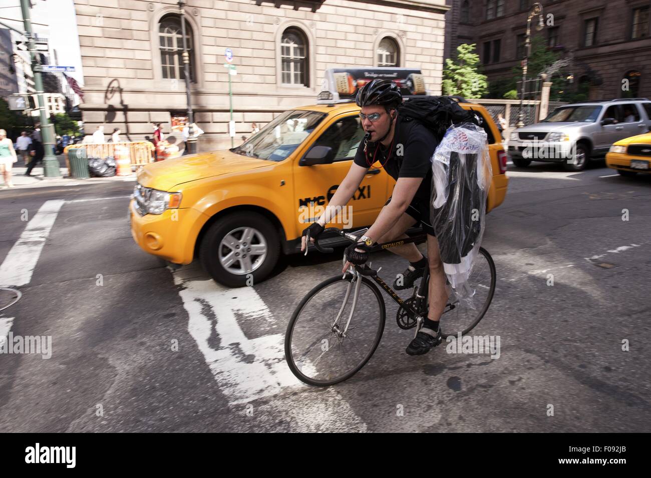 Ciclista con silbato atascado en el tráfico en Madison Avenue, Nueva York  Fotografía de stock - Alamy