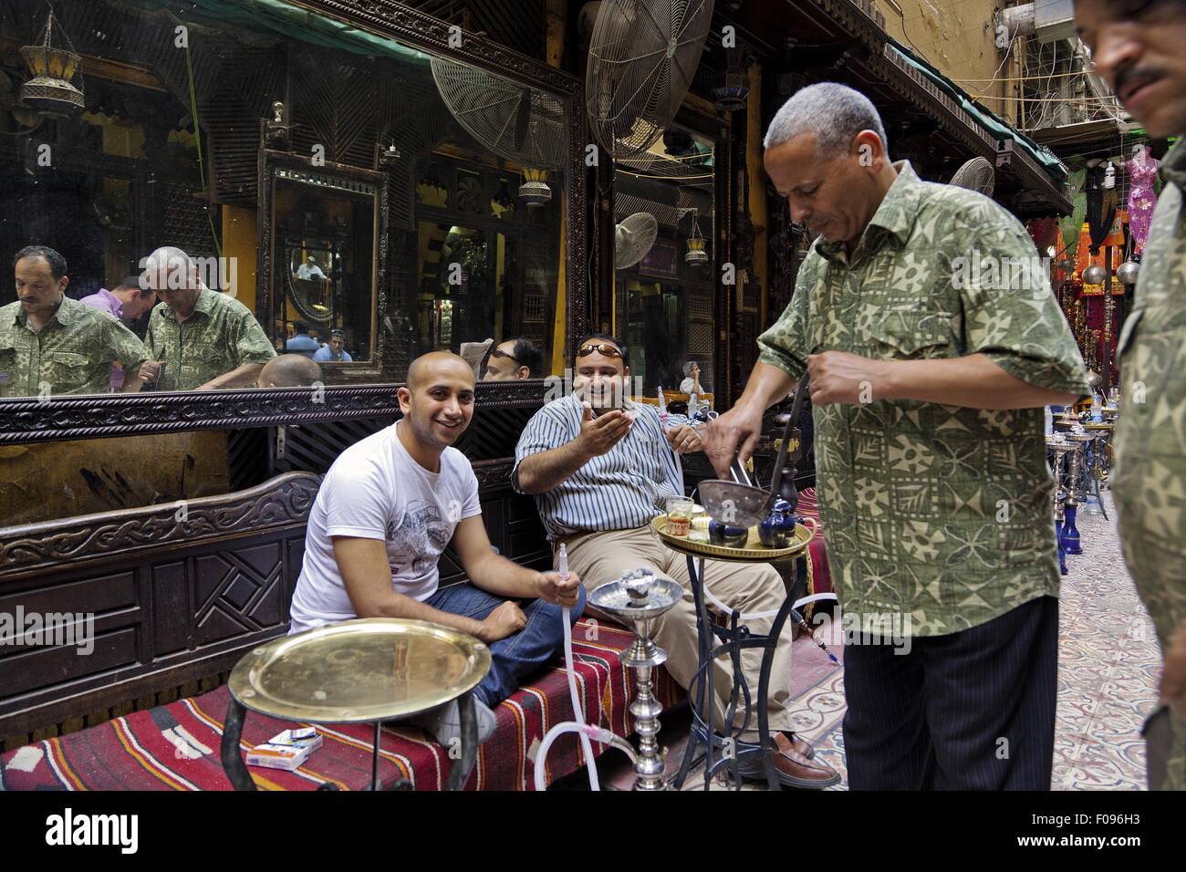Los hombres fuera café El-Fishawi, El Bazar Khan El Khalili, El Cairo, Egipto Foto de stock