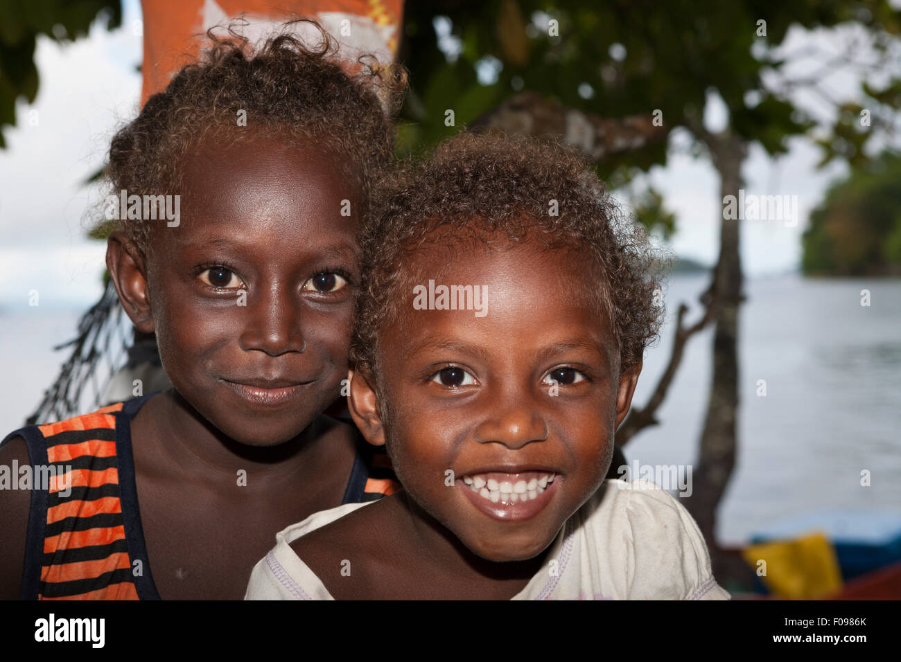 Los niños de isla Telina, Laguna Marovo, Islas Salomón Foto de stock