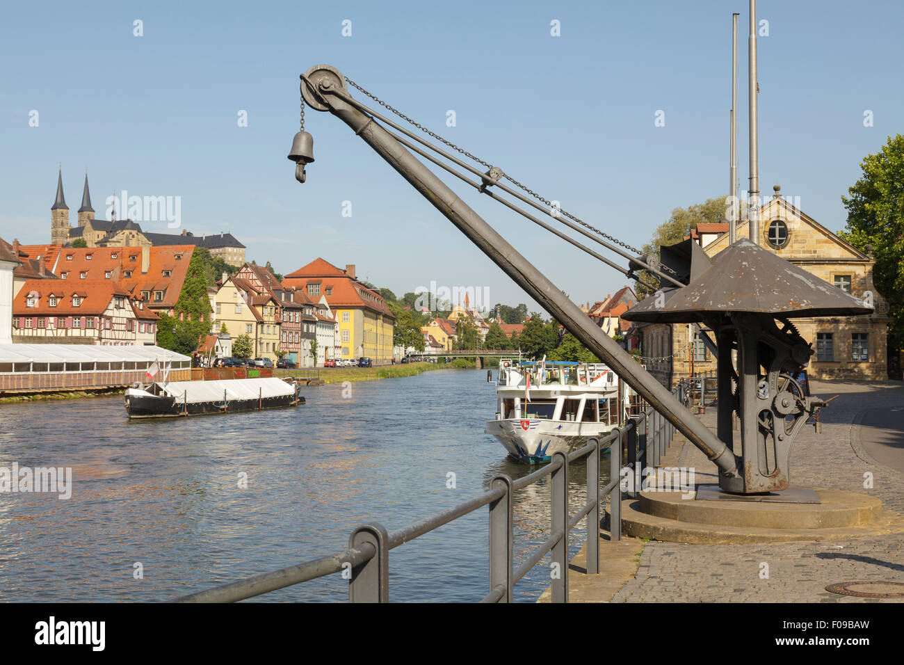 El viejo puerto sobre el río Regnitz con la antigua grúa, Bamberg, Baviera, Alemania Foto de stock