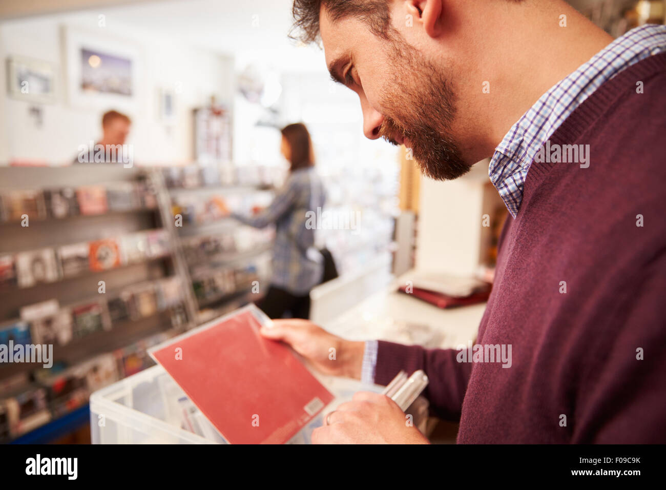 Hombre ordenar mediante registros en una tienda de discos Fotografía de  stock - Alamy