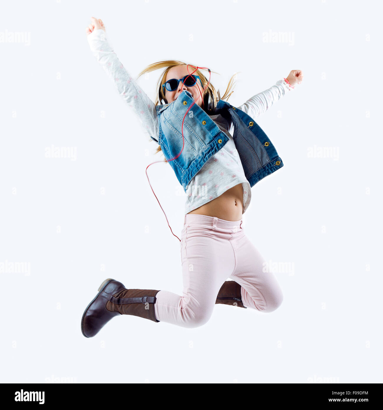 Retrato de niño hermoso escuchar música con tableta digital. Foto de stock