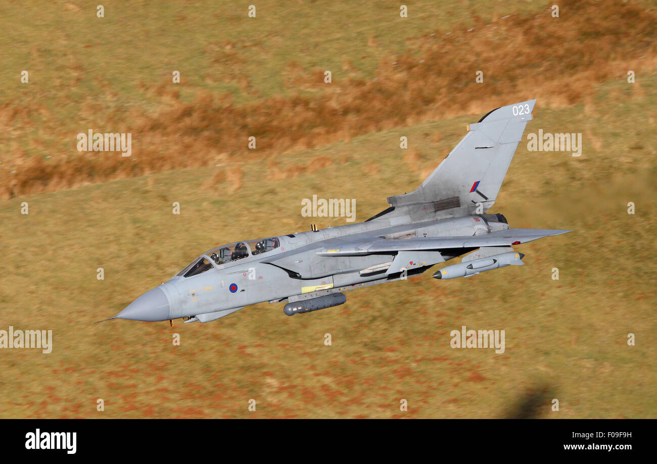Aviones Tornado GR4 de la RAF en un bajo nivel volando el ejercicio en el País de Gales, Reino Unido, febrero 2015 Foto de stock