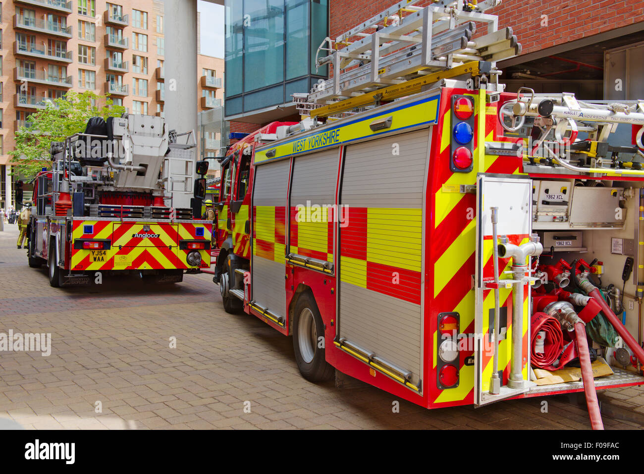 Motores de servicio de bomberos de West Yorkshire asistir a fuego en Leeds Foto de stock