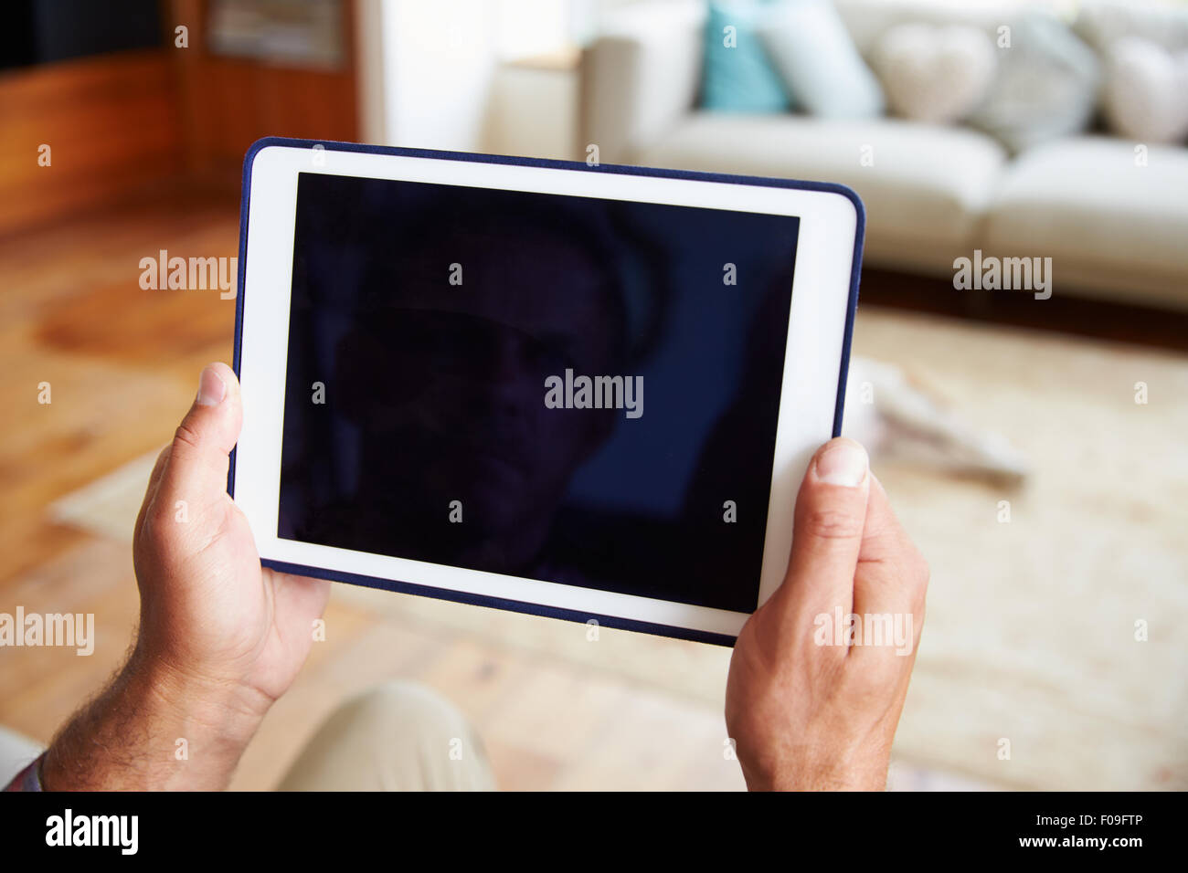 Cerca del hombre mediante tableta digital en casa Foto de stock