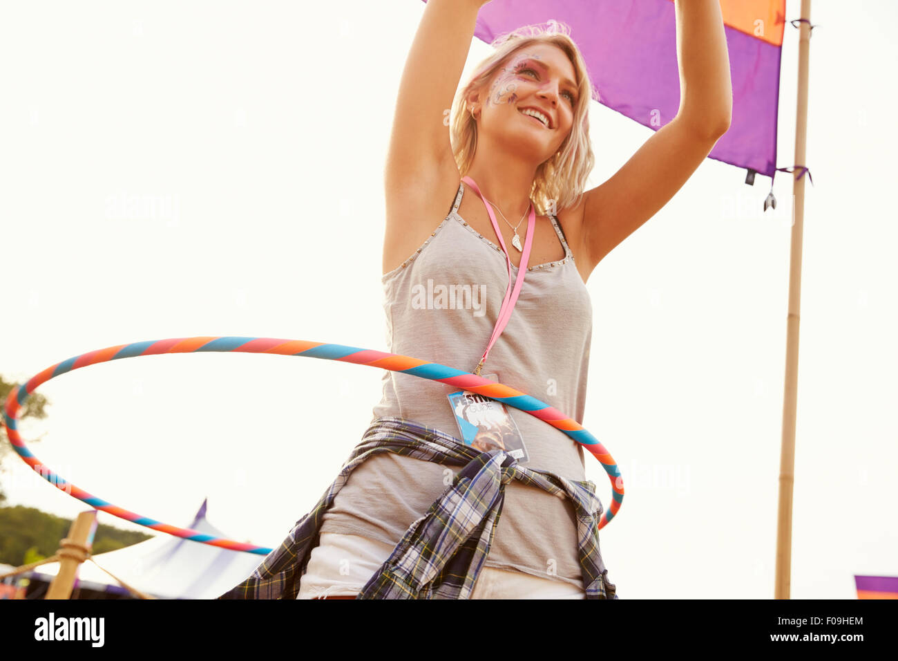 Hula hoop dancing fotografías e imágenes de alta resolución - Alamy