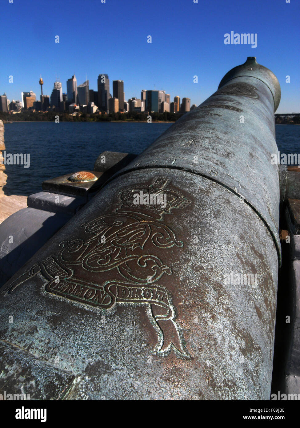 Las insignias reales en relieve cañón histórico con vistas del puerto de Sydney y el CDB, Fort Denison (Pinchgut Island), NSW, Australia. Foto de stock