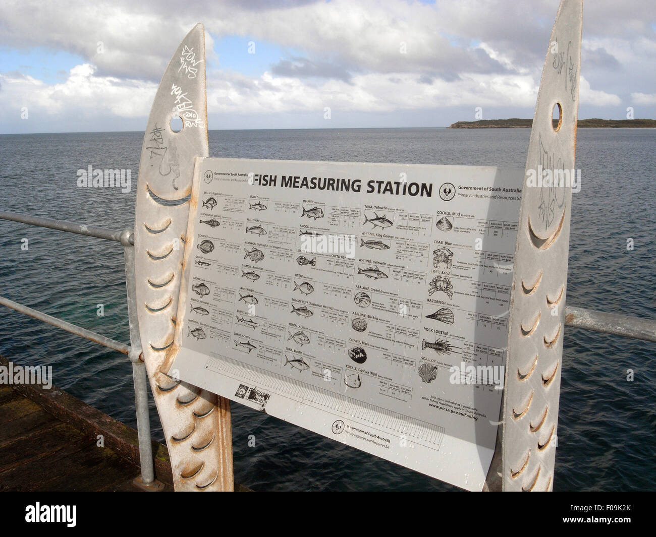 Estación de medición de peces con tamaño y bolsa de límites para las diferentes especies, Marion Bay jetty, Yorke Península, St Vincent's golfo, SA Foto de stock