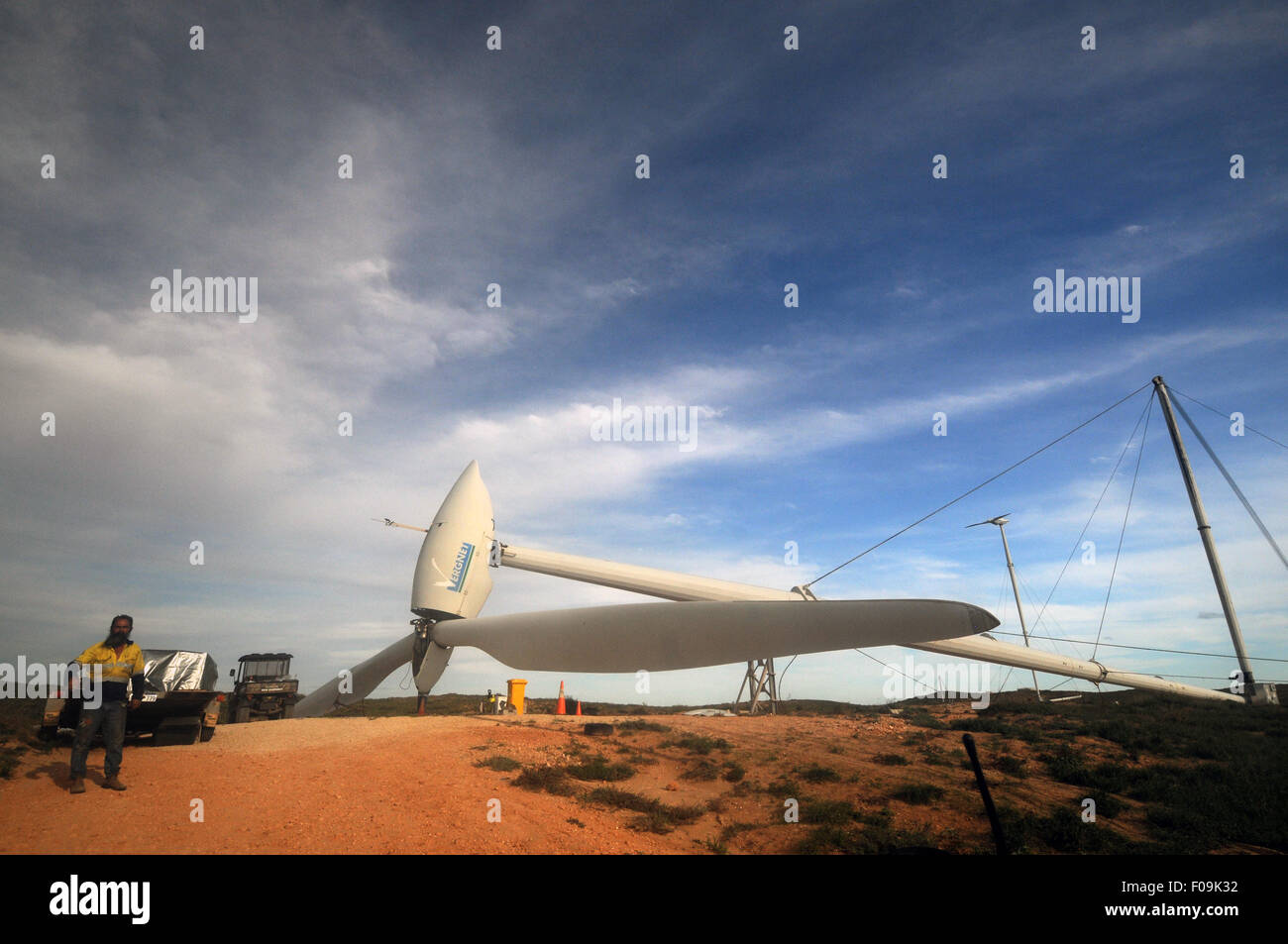 Re-levantar aerogeneradores plegado especial después que el ciclón tropical Olwyn, Coral Bay, Ningaloo, Australia Occidental Foto de stock