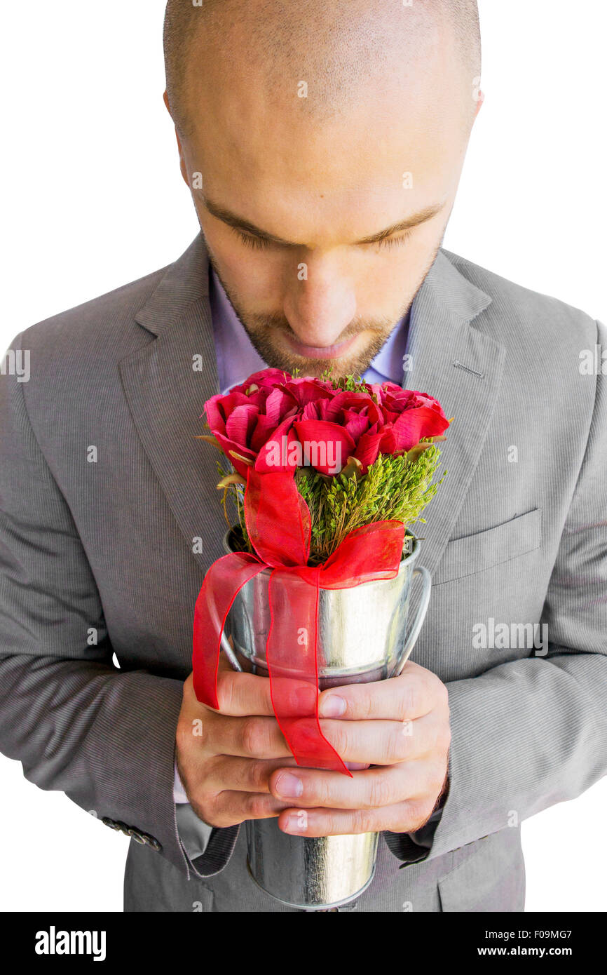 El hombre en traje sosteniendo ramo de rosas rojas en un florero Fotografía  de stock - Alamy