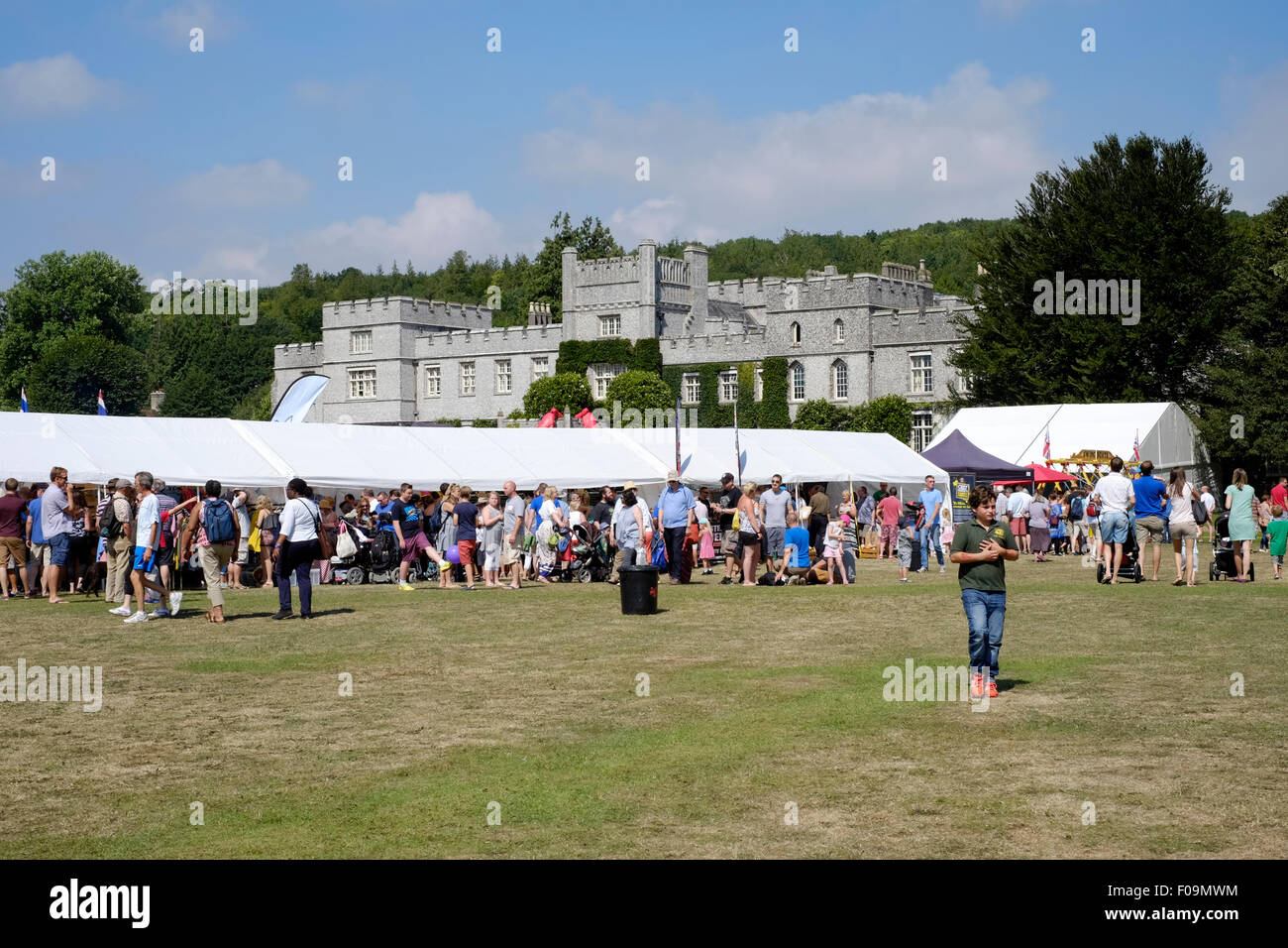 Las multitudes que llegan a la guindilla festival fiesta en West dean jardines cerca de Chichester, West Sussex, Inglaterra 2015 Foto de stock