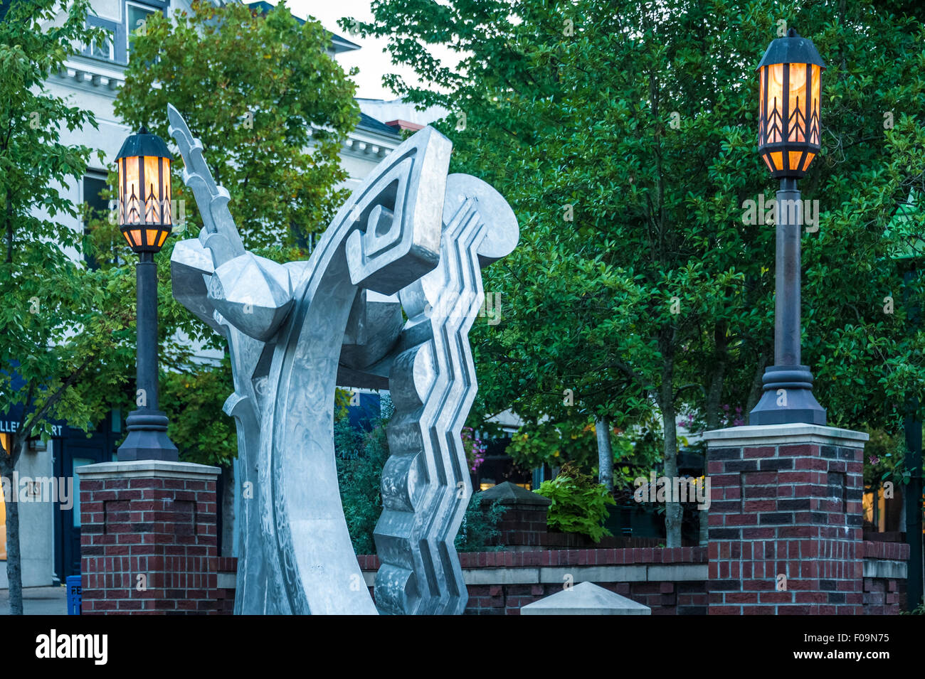 En Asheville, Carolina del Norte Centro Pritchard Park dispone de una escultura metálica público por Harry McDaniel llamado Gecko Deco. Ee.Uu.. Foto de stock