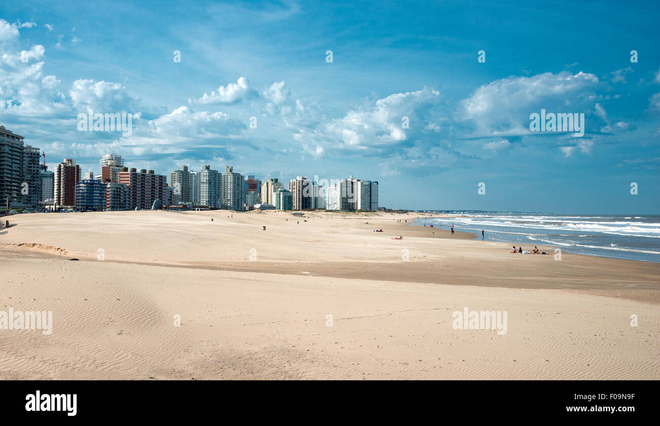 Los residentes de Punta del Este, celebrada en la playa inusualmente cálido fin de semana en invierno - 9 de agosto de 2015, en Maldonado, Uruguay Foto de stock