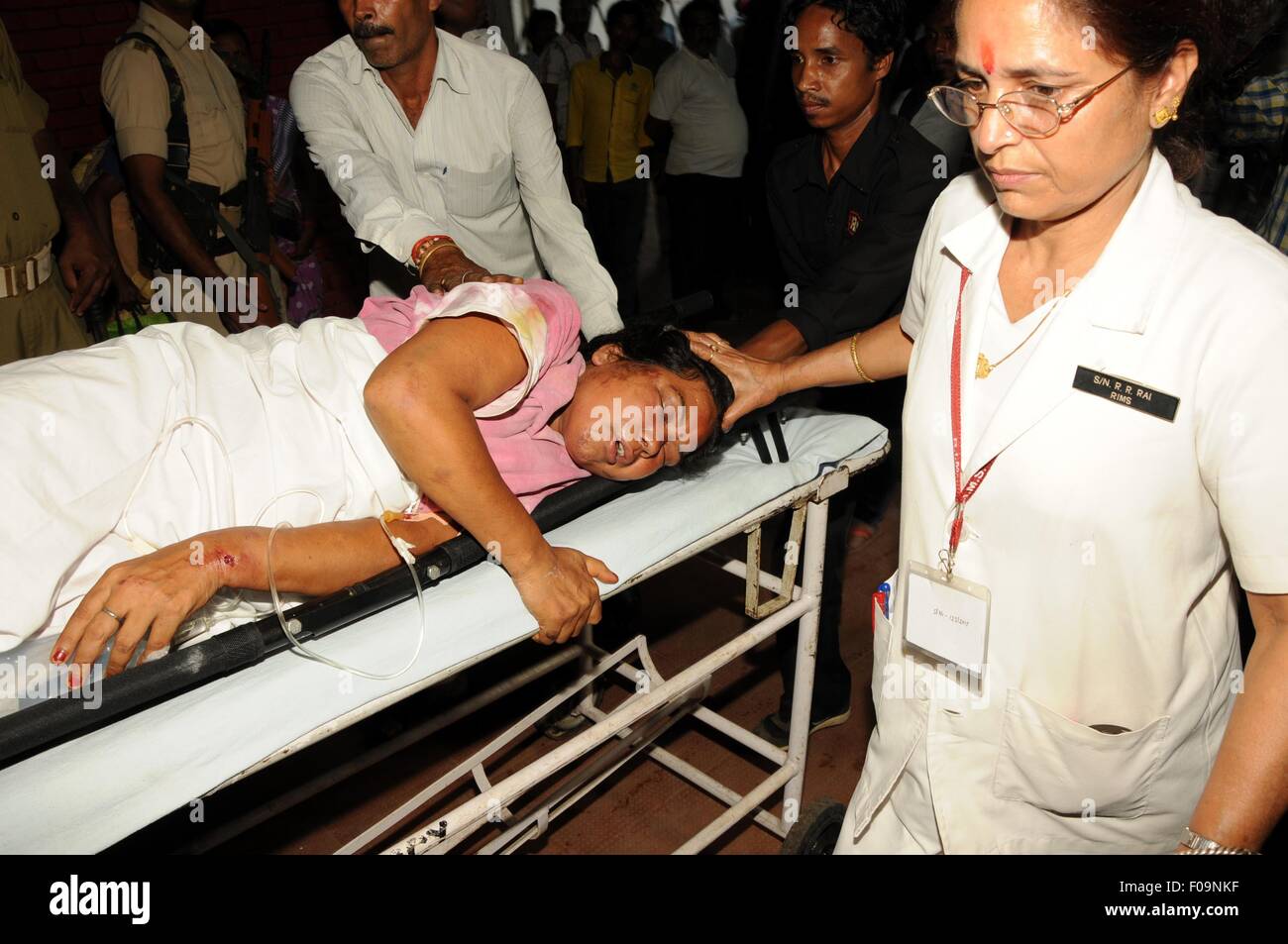 De Jharkhand. 10 Aug, 2015. Un herido es trasladado a un hospital en el estado indio oriental de Jharkhand del distrito de Deoghar, Agosto 10, 2015. Al menos 11 personas murieron y 50 más resultaron heridos en una estampida en un templo de la diosa Durga Belabagan área del estado indio oriental de Jharkhand del distrito de Deoghar lunes temprano en la mañana, dijo a los medios de comunicación locales. Crédito: Stringer/Xinhua/Alamy Live News Foto de stock