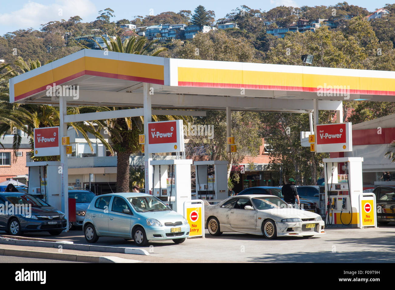 Shell y Coles express gasolina gasolinera en Avalon en playas del norte de Sydney, Nueva Gales del Sur, Australia Foto de stock