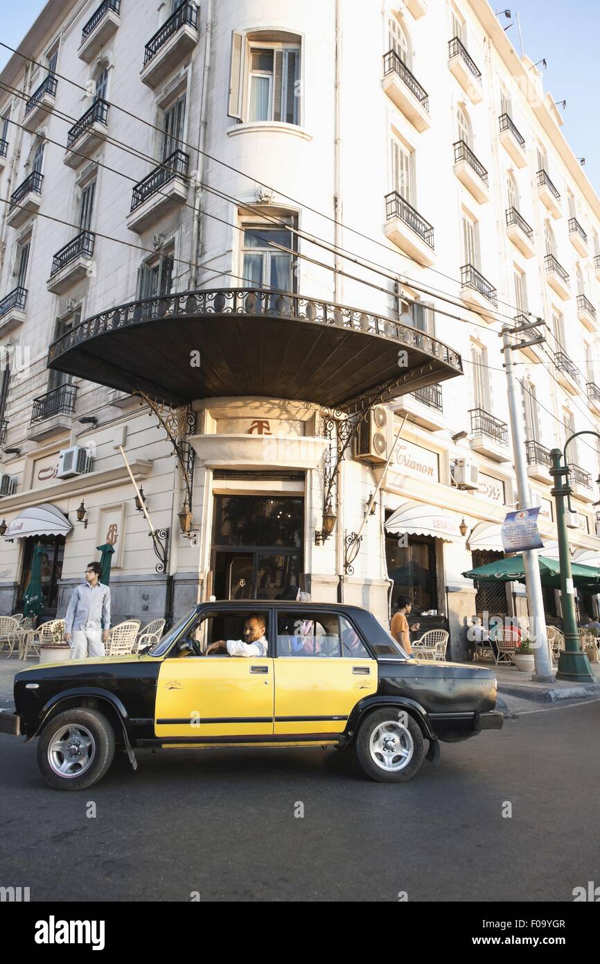 Coche en frente de la entrada de Le Metropol Hotel en Alejandría, Egipto Foto de stock