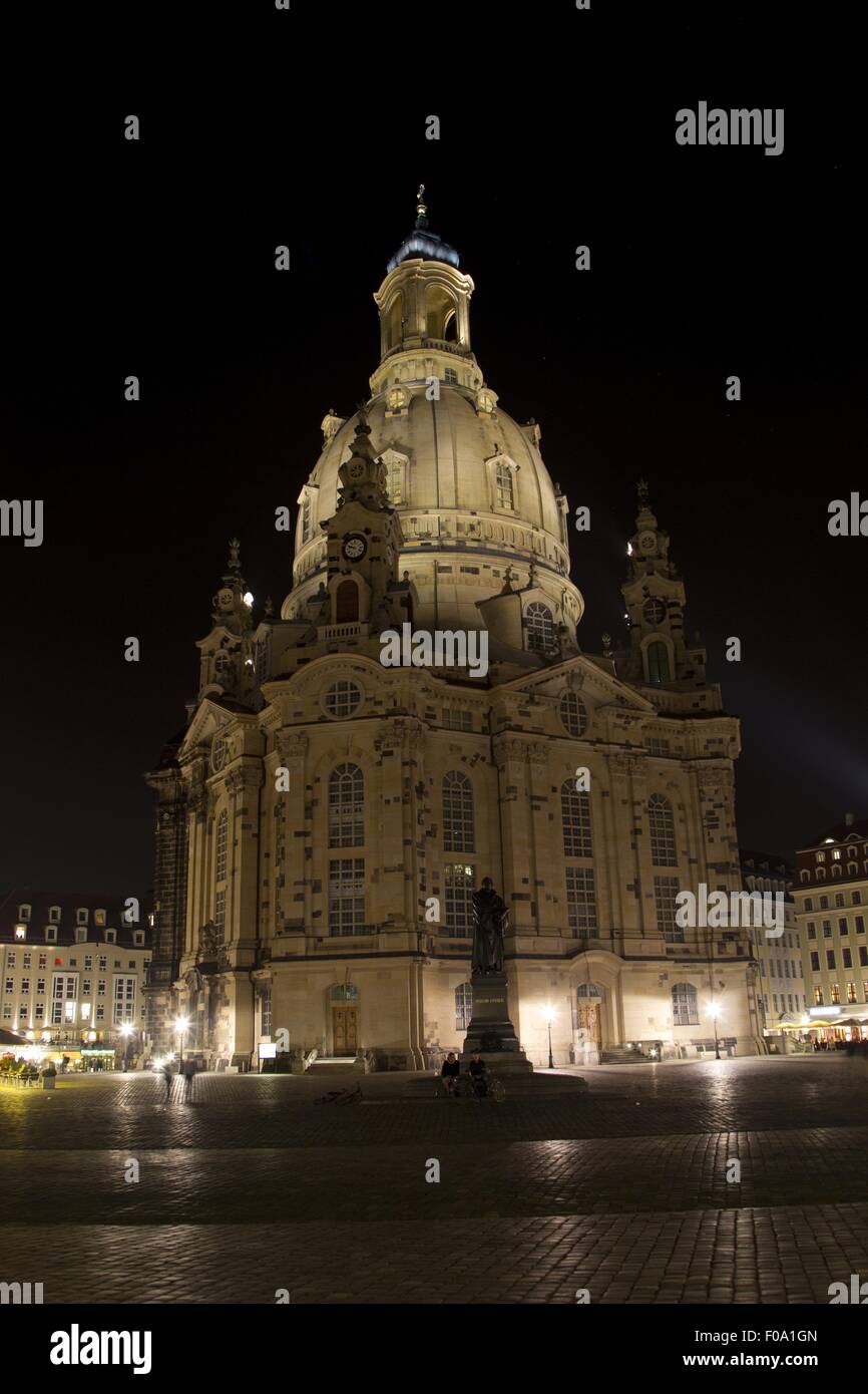 Arquitectura sacra de Frauenkirche, por la noche, en la plaza Neumarkt en Dresden, Alemania Foto de stock