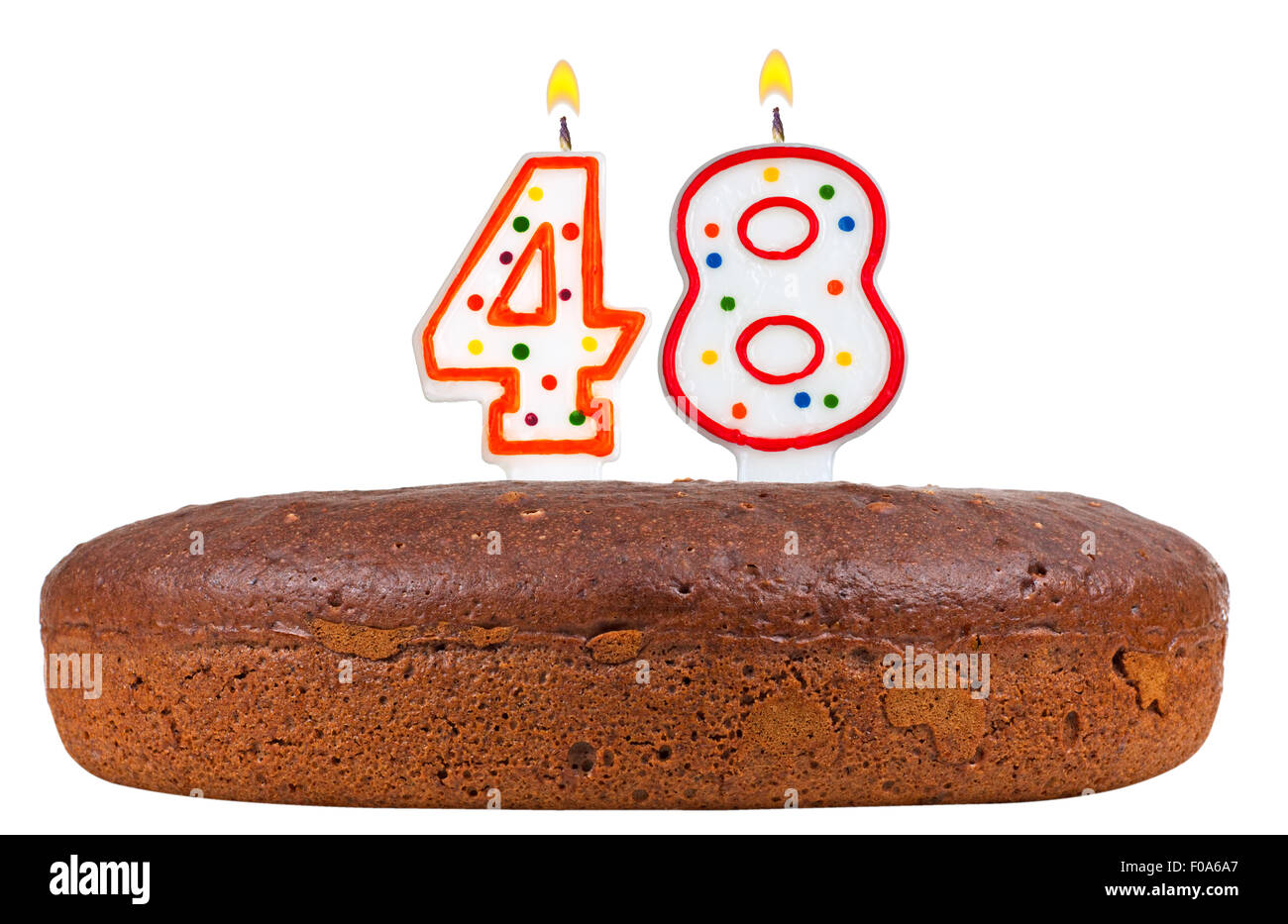 Tarta de cumpleaños con velas número cuarenta y ocho aislado sobre fondo blanco. Foto de stock