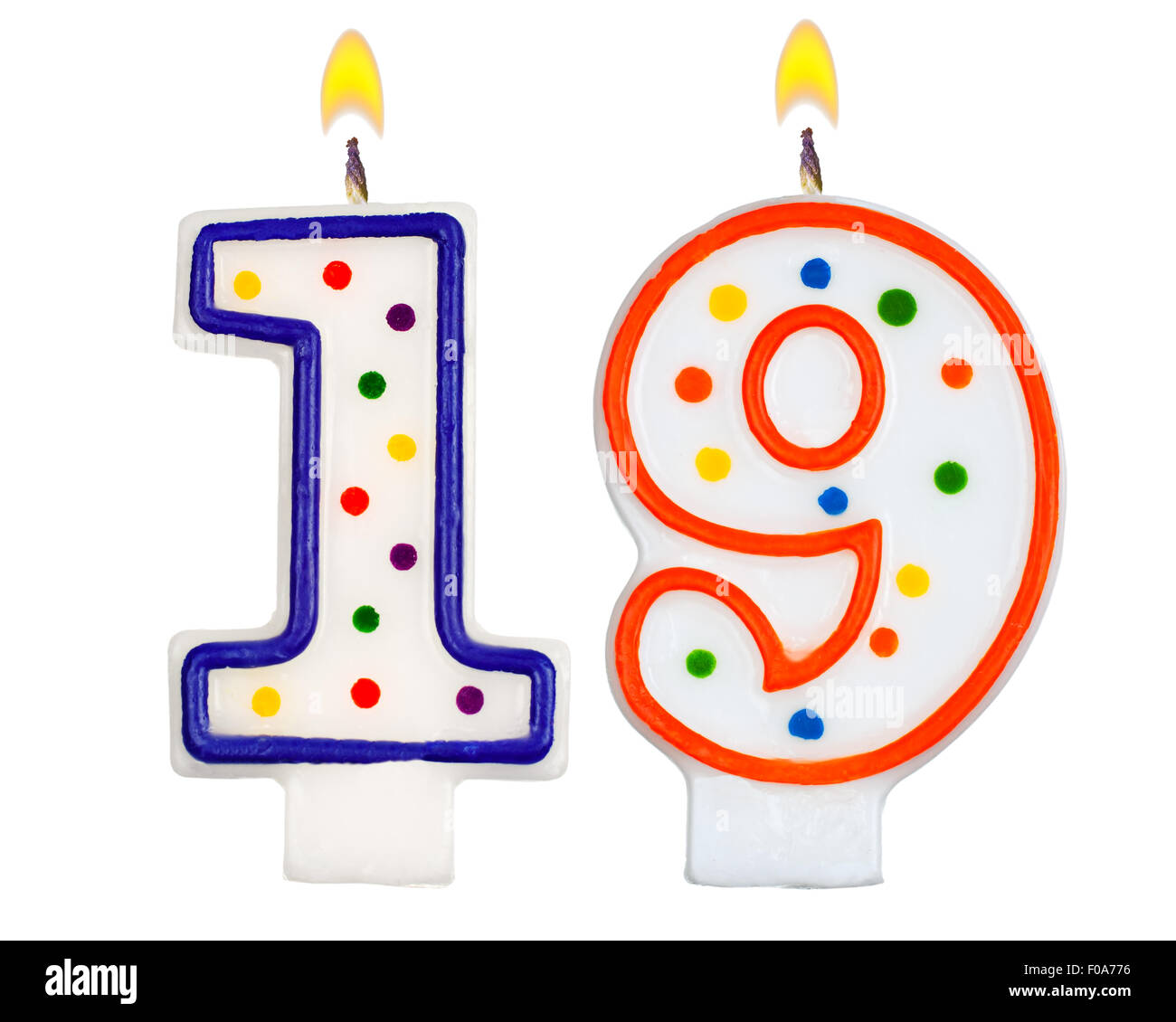 Velas de cumpleaños número diecinueve aislado sobre fondo blanco Fotografía  de stock - Alamy