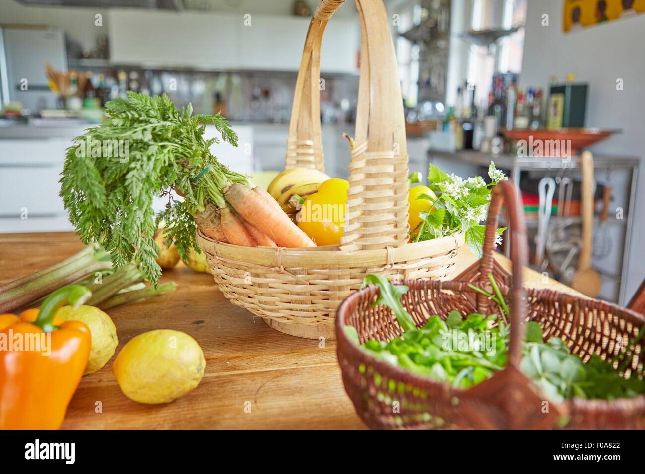 Sigue la vida de la huerta, en cestas sobre la mesa en la cocina Fotografía  de stock - Alamy