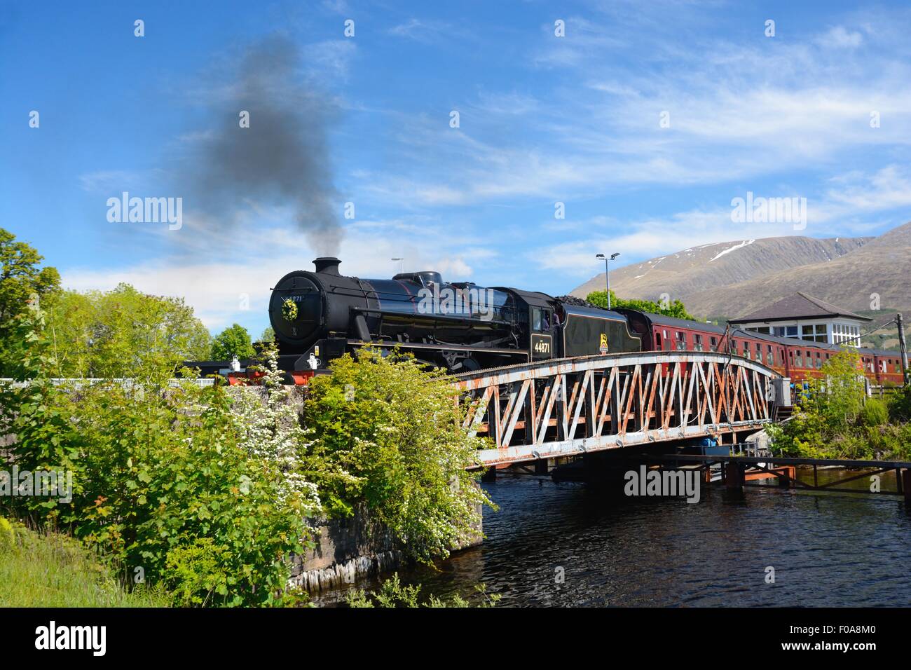 Tren de vapor de Ferrocarriles de la costa oeste cruzando el puente colgante en neptuno's escalera en el Canal de Caledonia en Fort William, en Escocia. Foto de stock