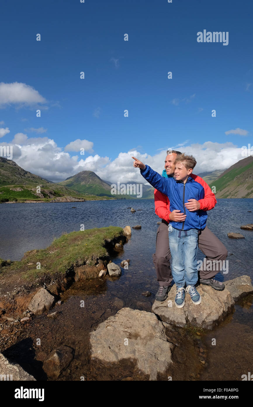 Un padre y su hijo explorar el distrito de los lagos en el agua residual, Cumbria, Reino Unido Foto de stock