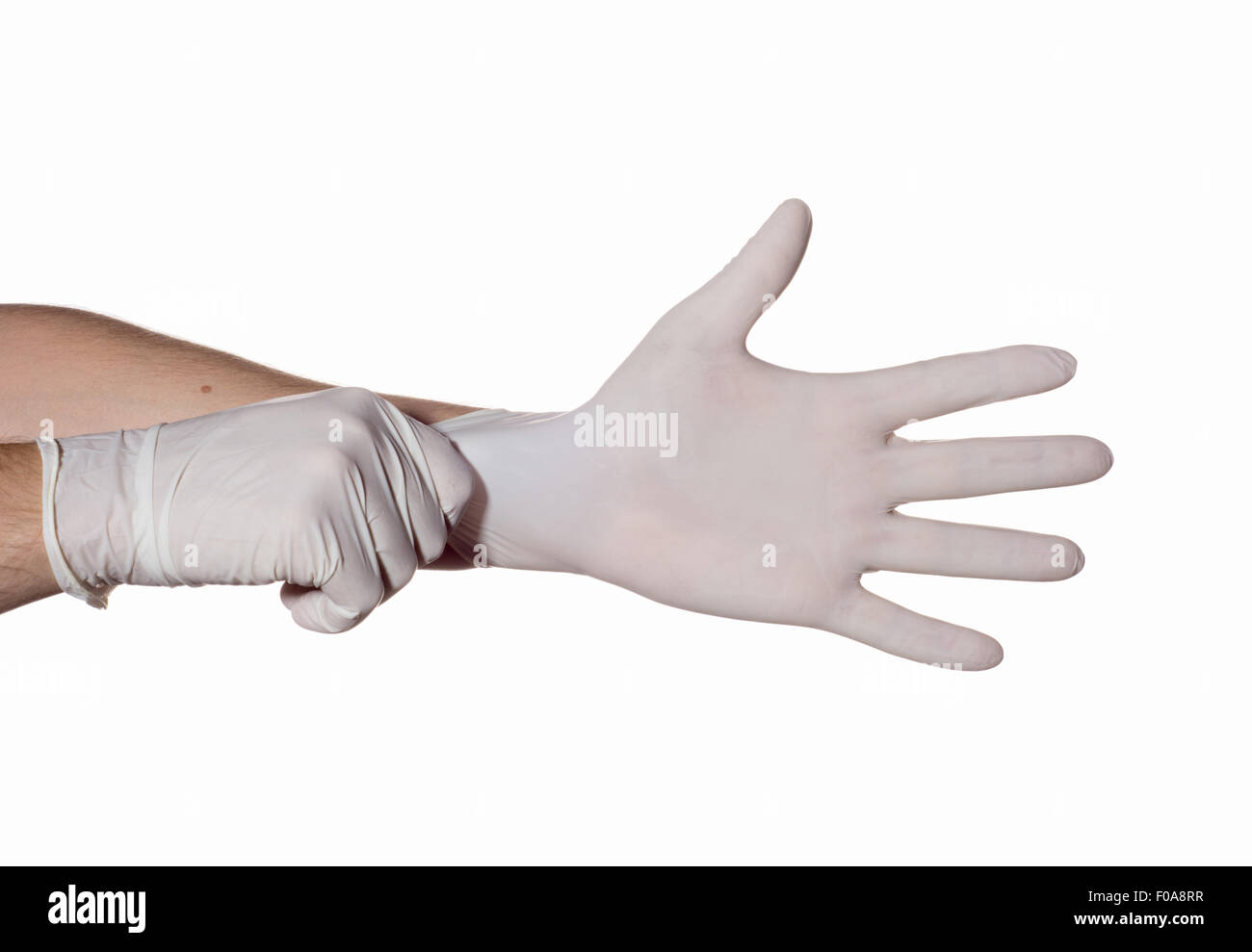Doctor vestir guantes en las manos para la protección y el cuidado de los  pacientes Fotografía de stock - Alamy