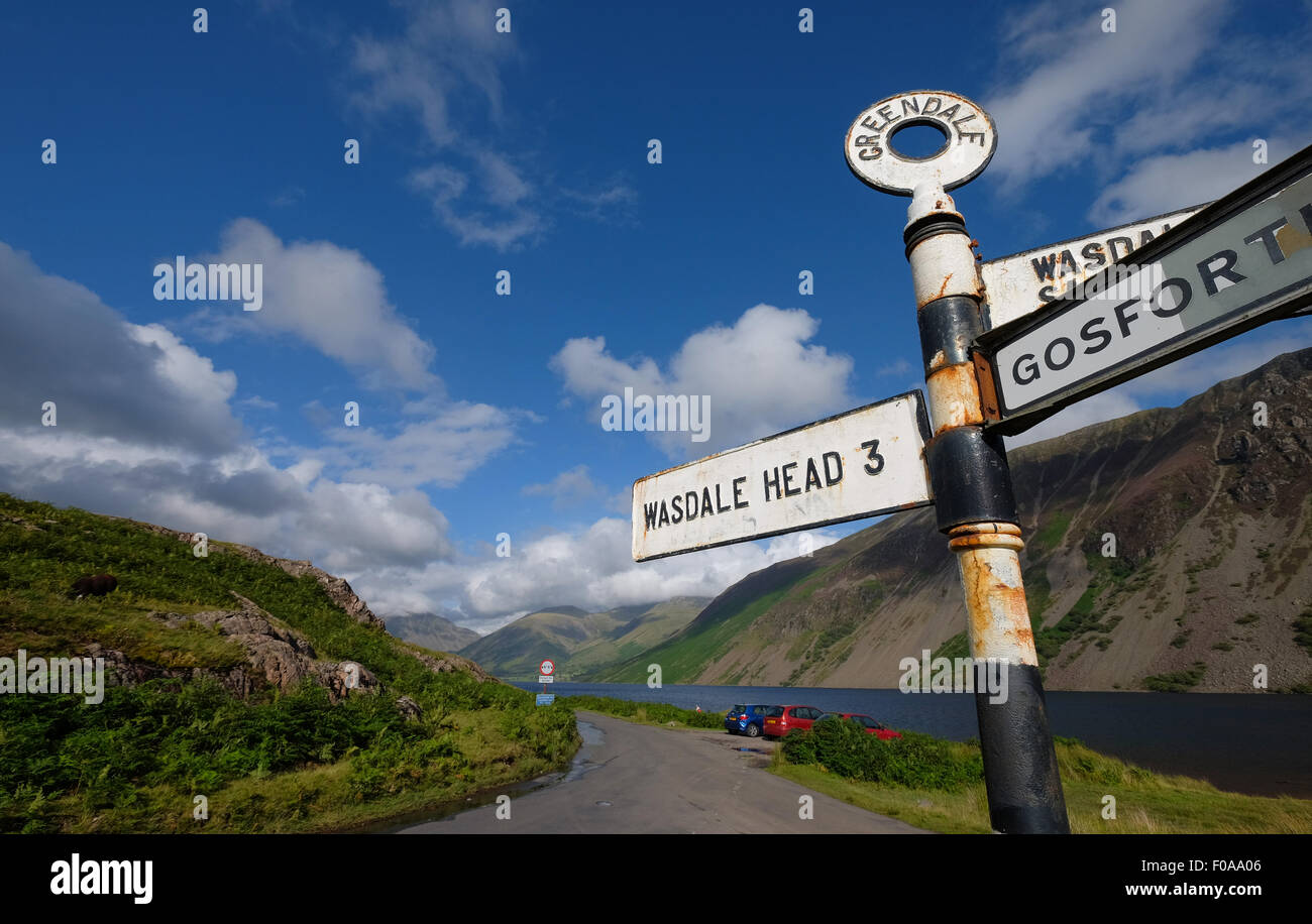 Señal de carretera a Wasdale Jefe en el Distrito del Lago (Cumbria) Foto de stock