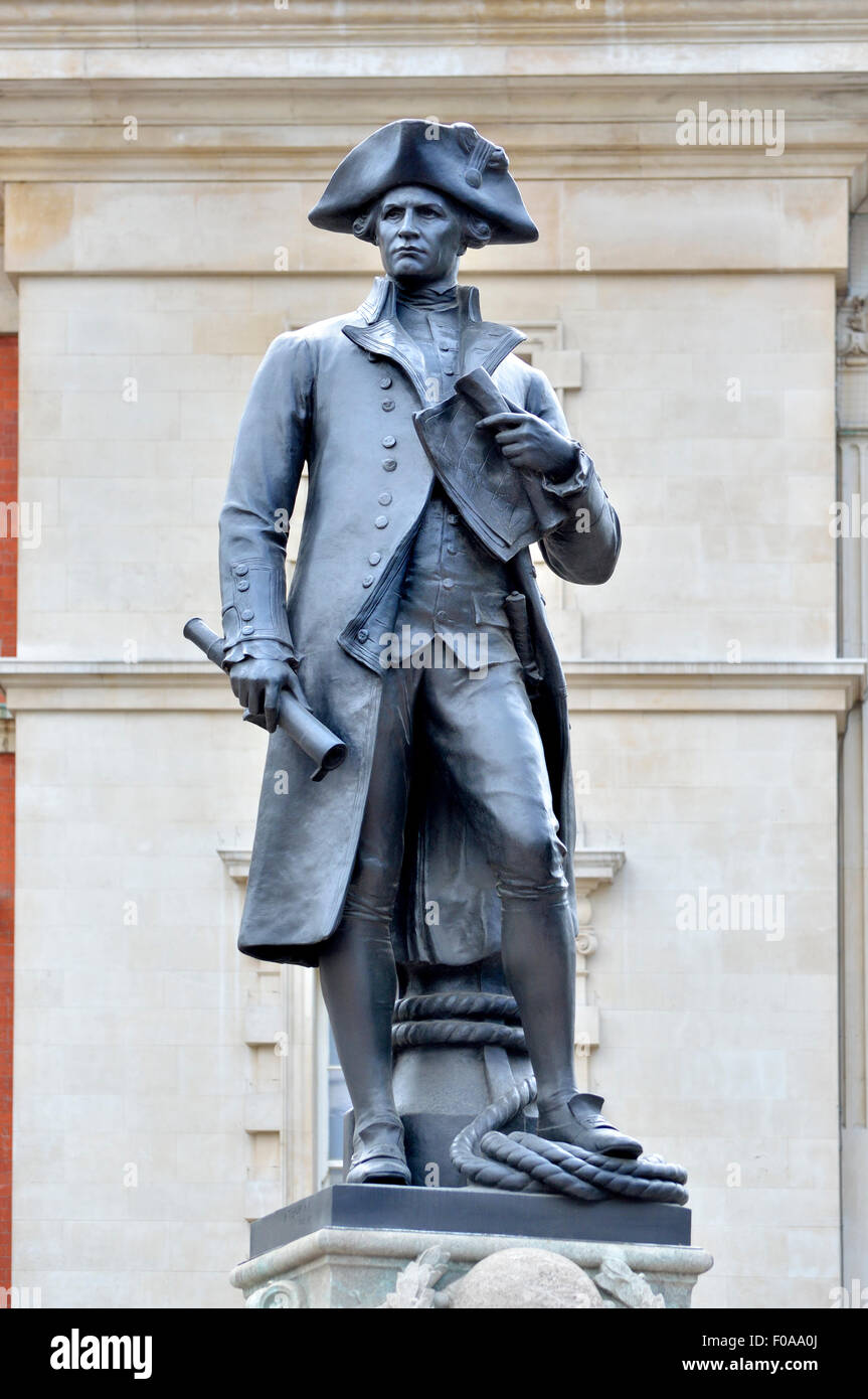 Londres, Inglaterra, Reino Unido. Estatua del Capitán James Cook (1728-79) en el centro comercial. Por Thomas Brock: 1914 Foto de stock